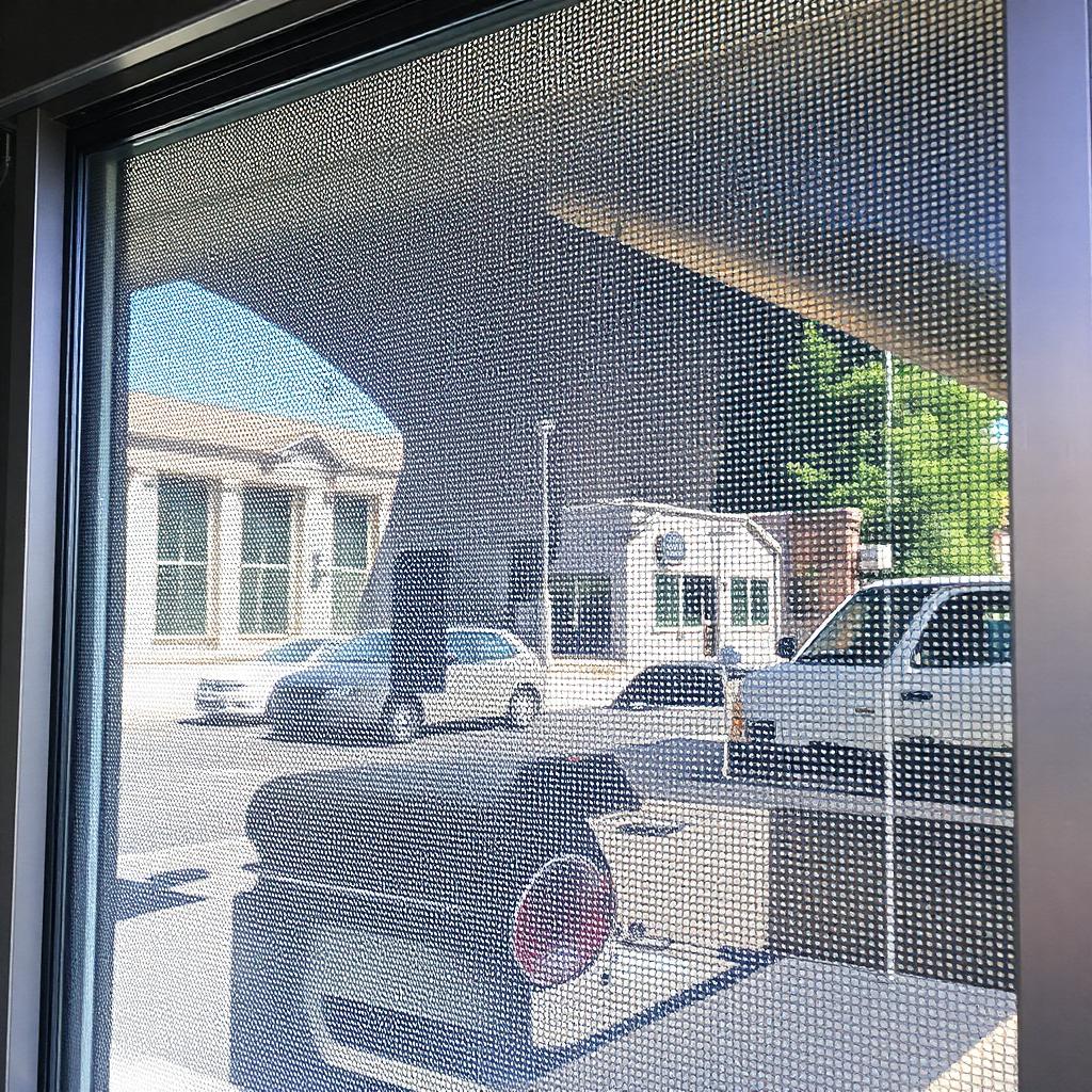 Vista desde adentro del local a través de un vinilo microperforado en la vidriera